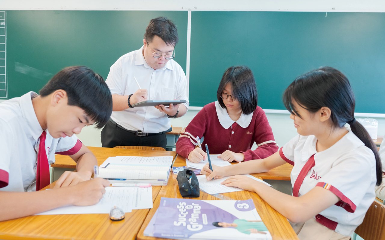 全校課室均增設智能觸控電視及無線咪高峰輔助日常教學