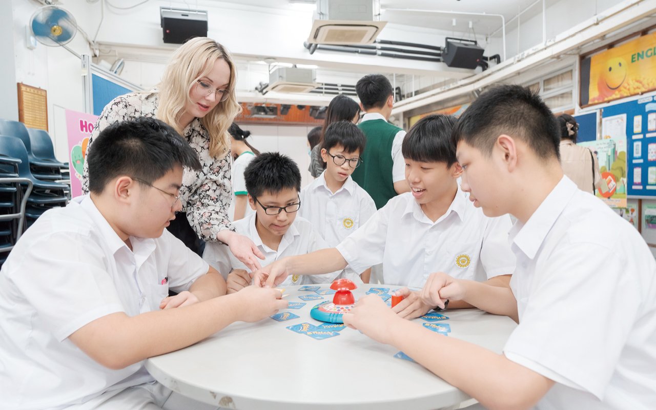 為提升同學的競爭力，學校引入國際著名英語課程的元素及考核
