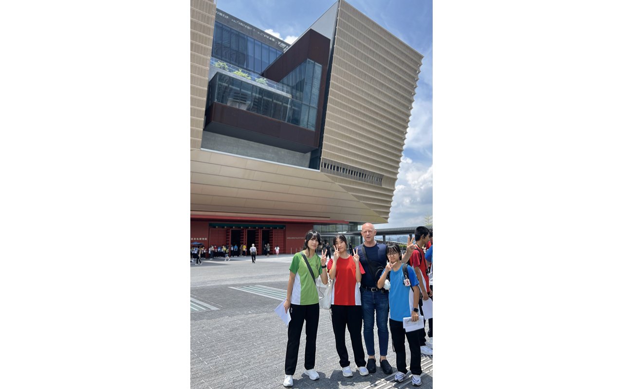 外籍老師還會帶領學生走出校園，參觀香港的地標性建築和旅遊景點