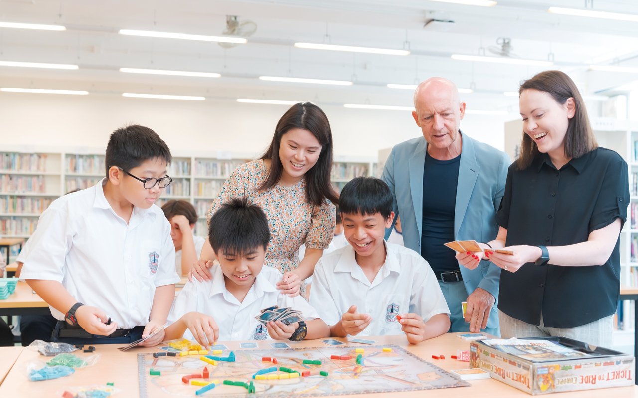 學校除了為學生度身打造英文閱讀計劃，並在每個班級設立英文圖書角