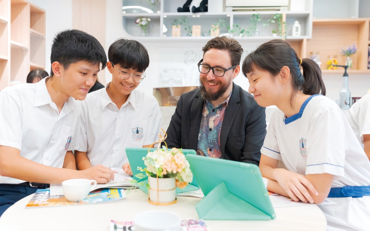 學校舉行初中英文課後班，讓需要額外幫助的學生鞏固英文閱讀技巧和語法規則
