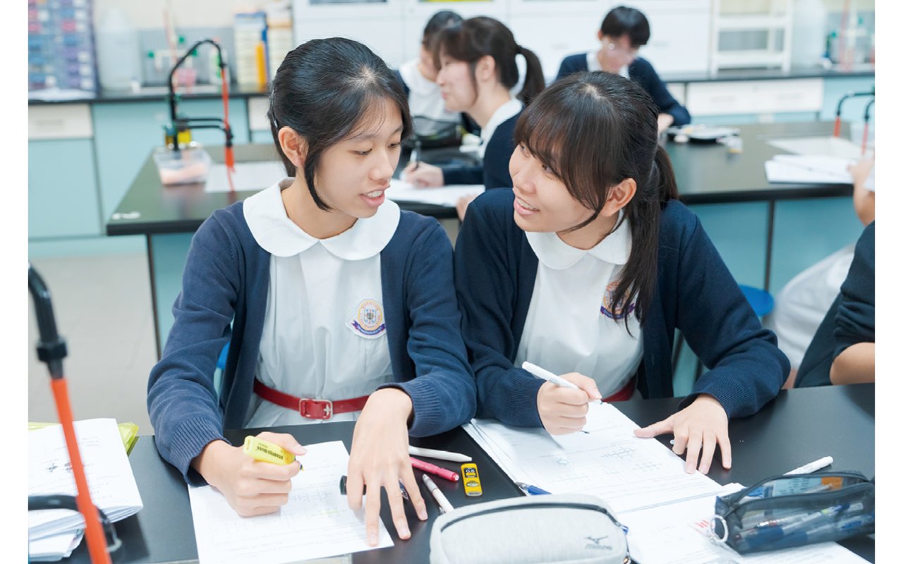 加強同儕間以英語互動交流，讓學生在愉快的氛圍中學習