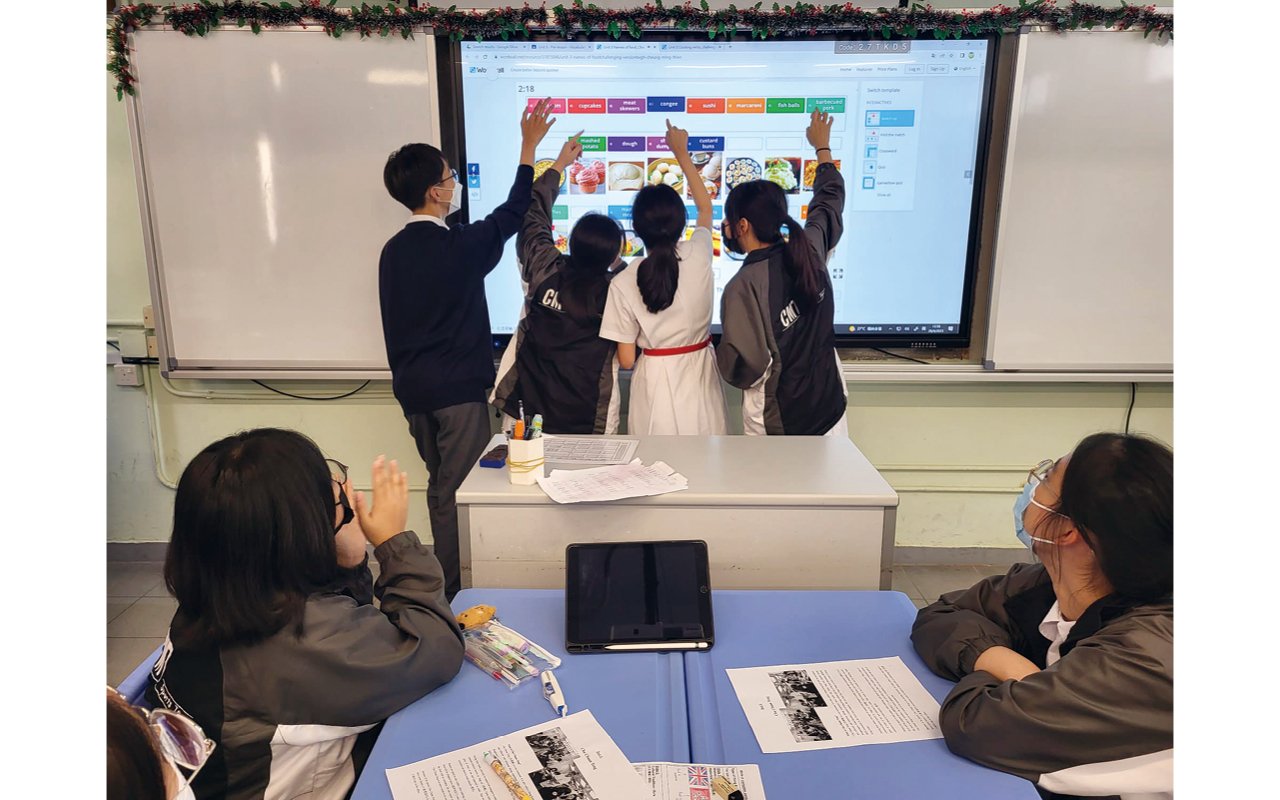 學校英文科老師在課堂中運用了多種互動教學平台及應用程式來優化課堂教學