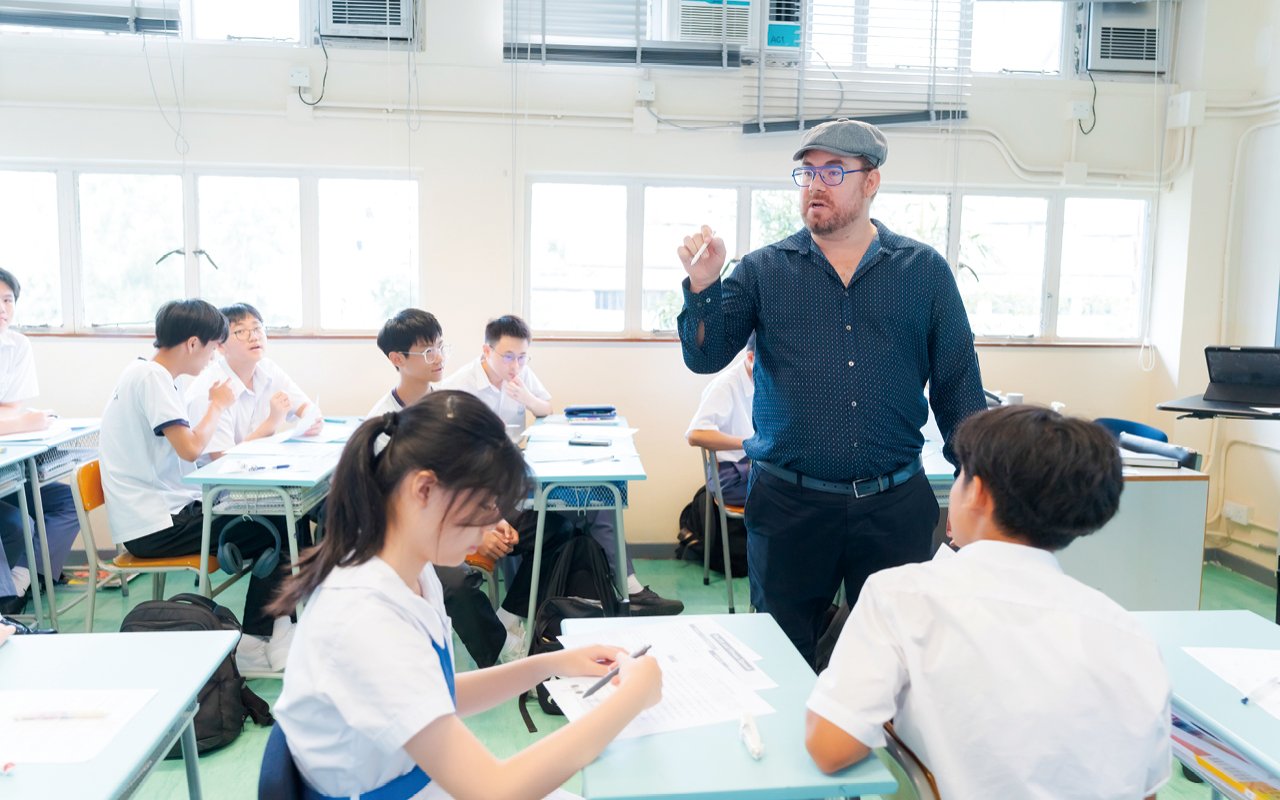 學校在課程上提供全英語教學環境，以培養創意思維和解決問題的能力