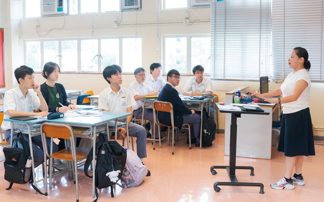 學校廣泛運用電子教學，所有課室均安裝了最新的互動電子黑板