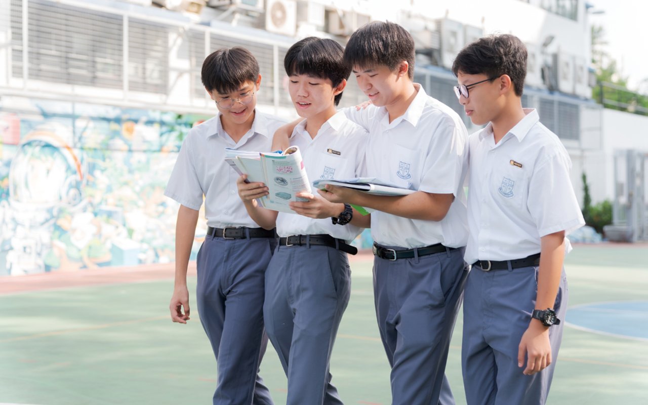 學校希望學生學好英文，還希望他們能緊貼社會發展趨勢