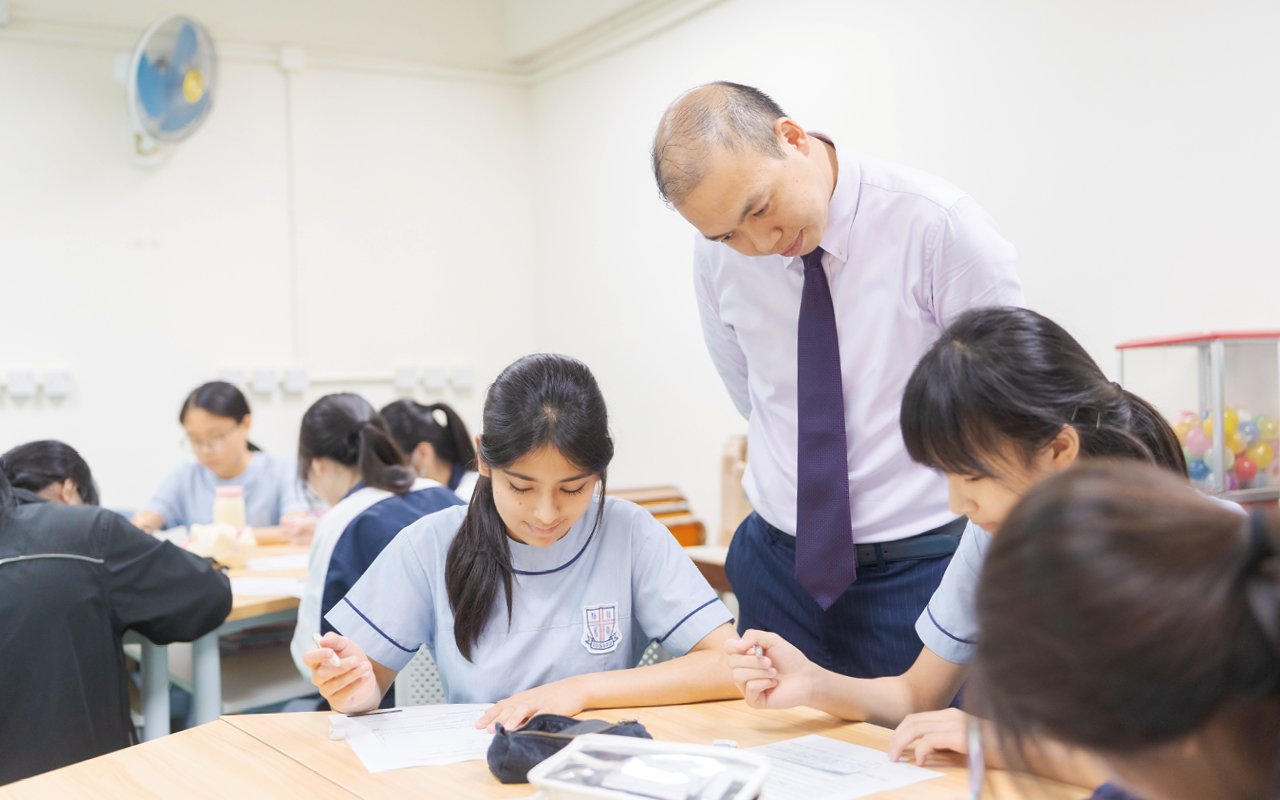 為了讓學生從多方面汲取英語知識，學校制定多元化的語言教學策略