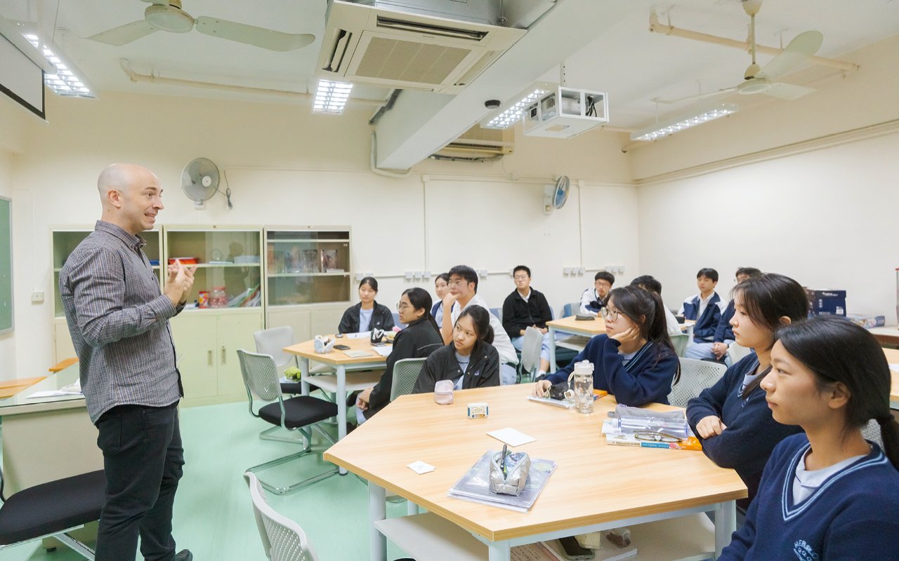 透過以英語為主的教學模式，學生需要以英語完成課堂任務