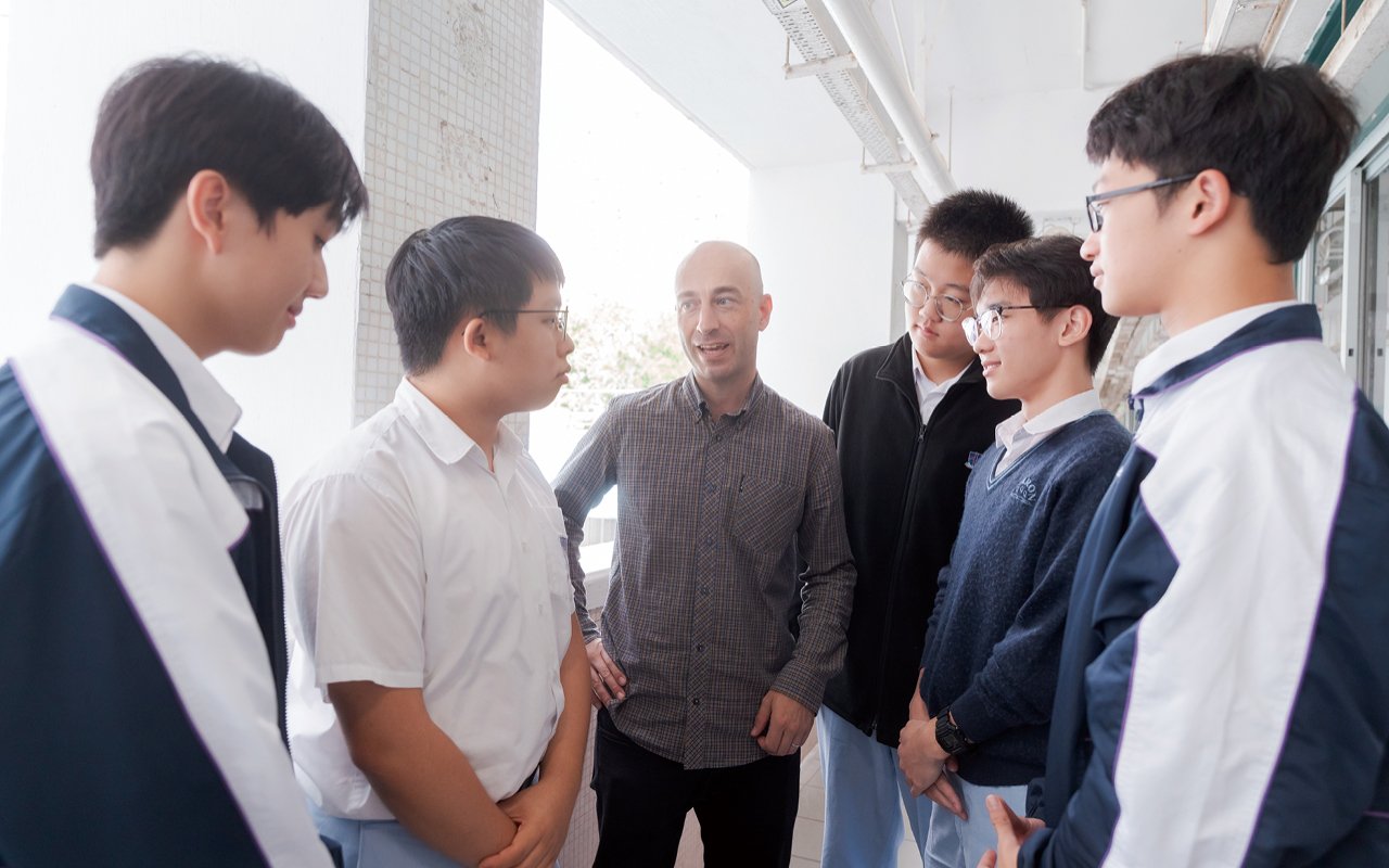 在與他人的互動中，逐漸增強自信