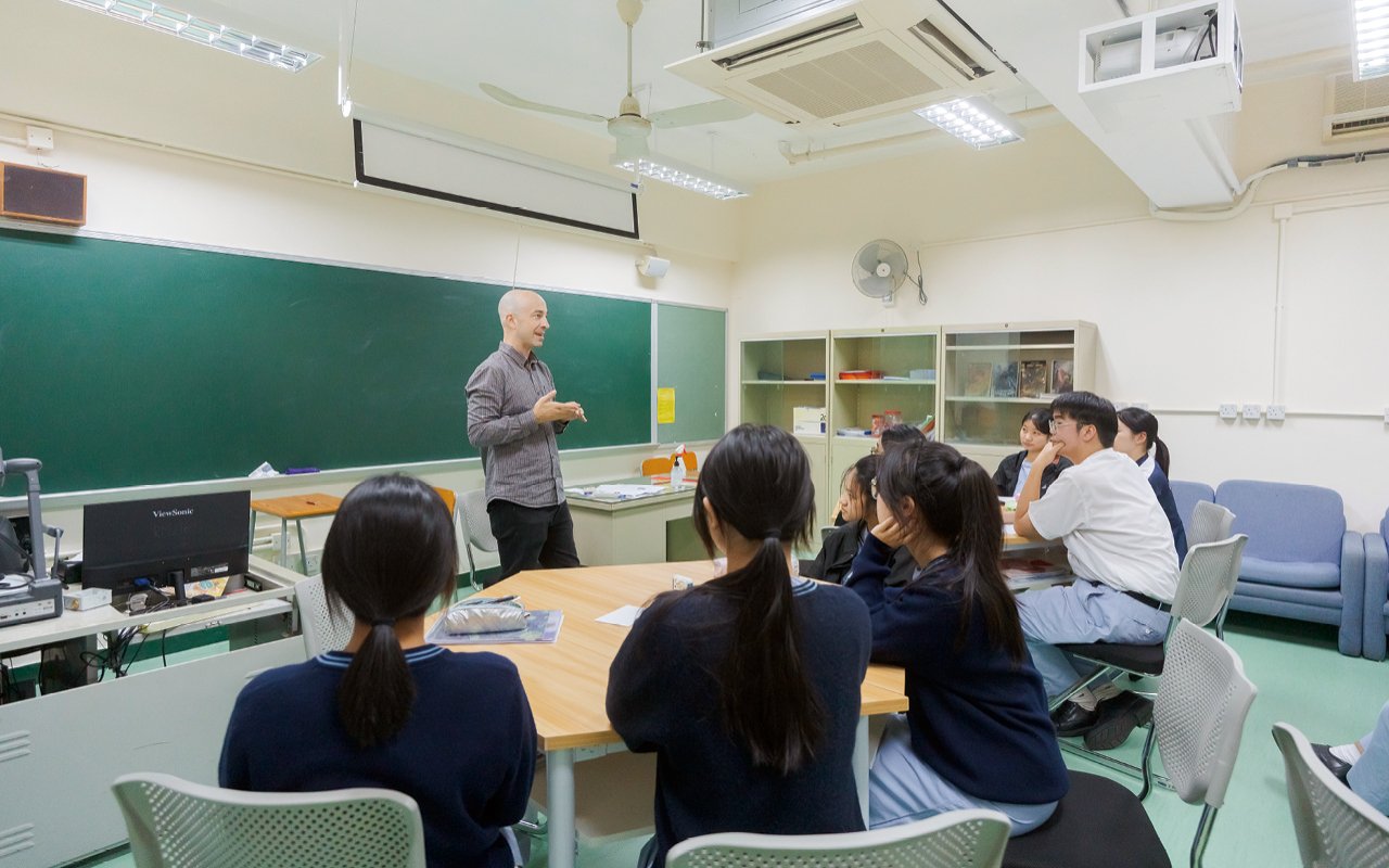 英文科組因此特別為中一至中五級學生設計校本英文生字學習簿