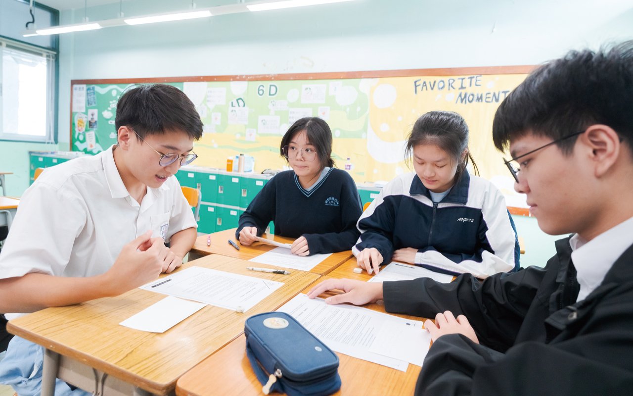 學校相當重視學生的學業成績，致力於幫助他們在中學文憑考試中取得優異表現