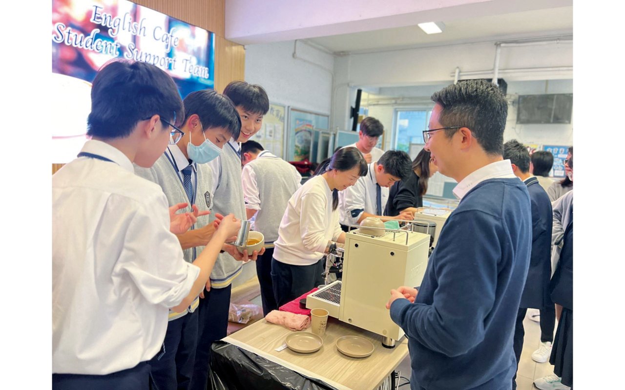 副校長在English Cafe品嚐咖啡