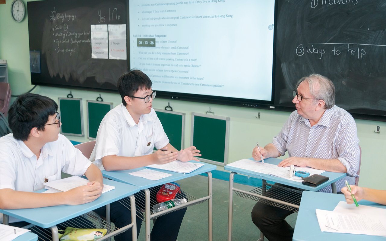 在中一階段，教學團隊先教導同學通過辨別詞彙的發音音節拼出單詞的發音