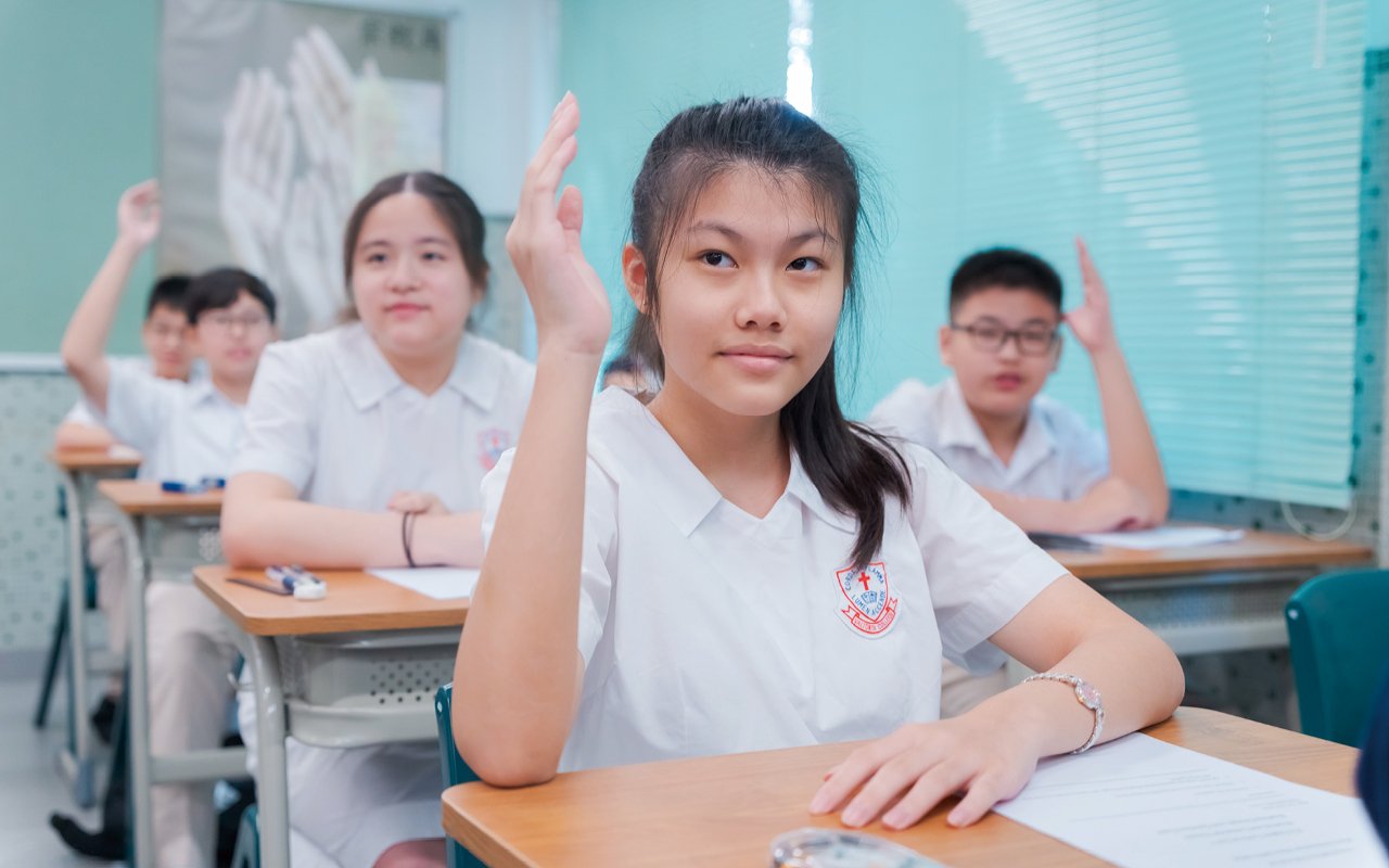 學校為此設有英語角和英語導師小組，提供一對一的學習指導