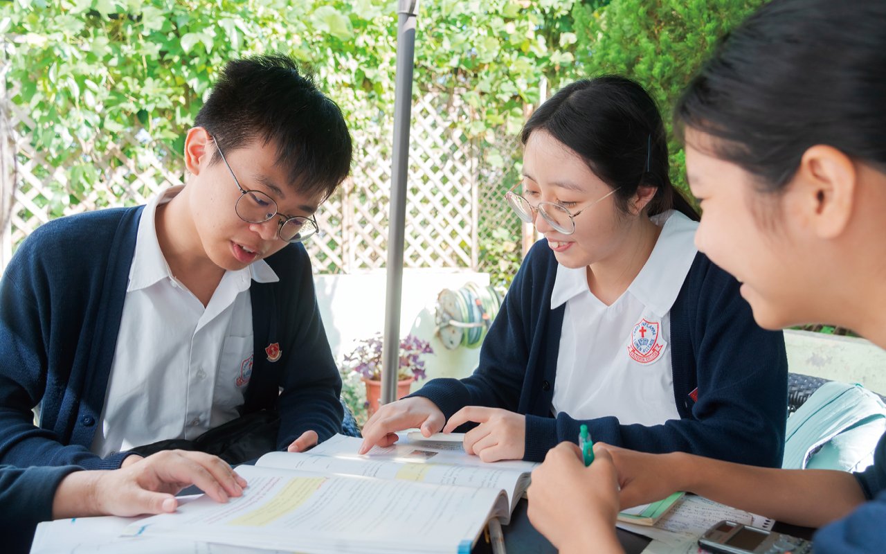 英文科組老師會根據學生不同的學習程度，在閱讀課上為他們挑選合適的閱讀文章和材料