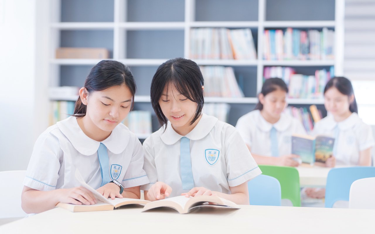 英文科組近年積極發展校本課程，以富趣味性的英文圖書作為引入