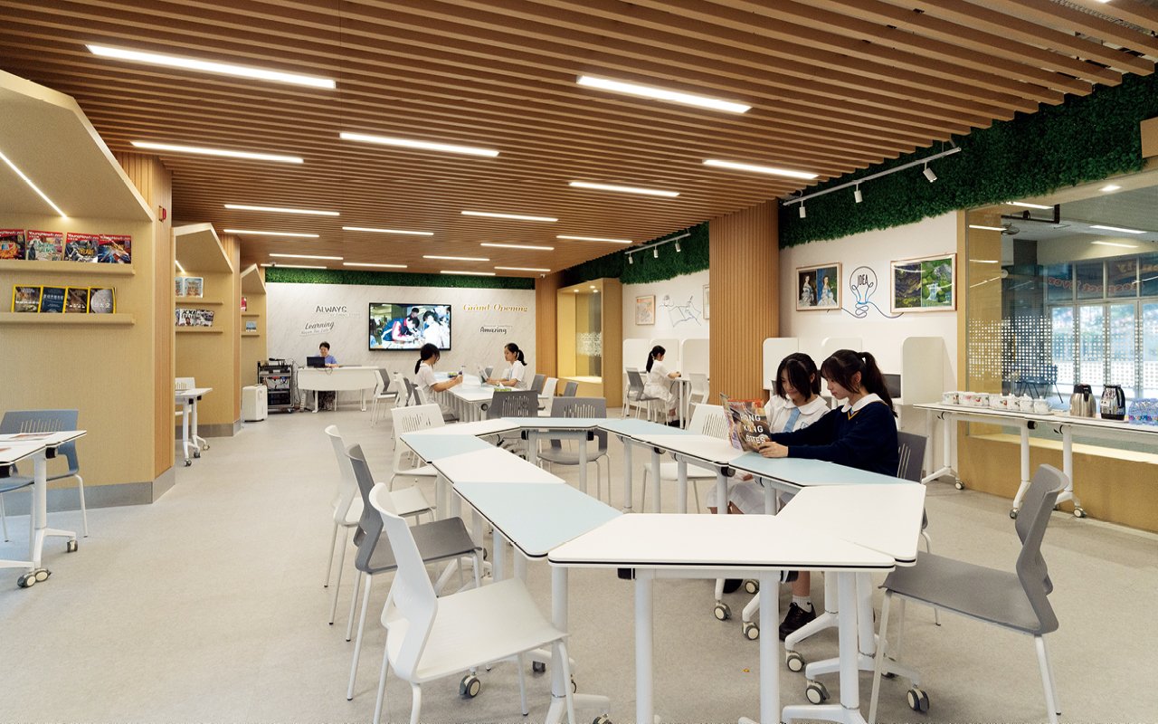 學校透過課堂內外的多元學習經歷，讓學生體會到學好英語不僅是應付考試