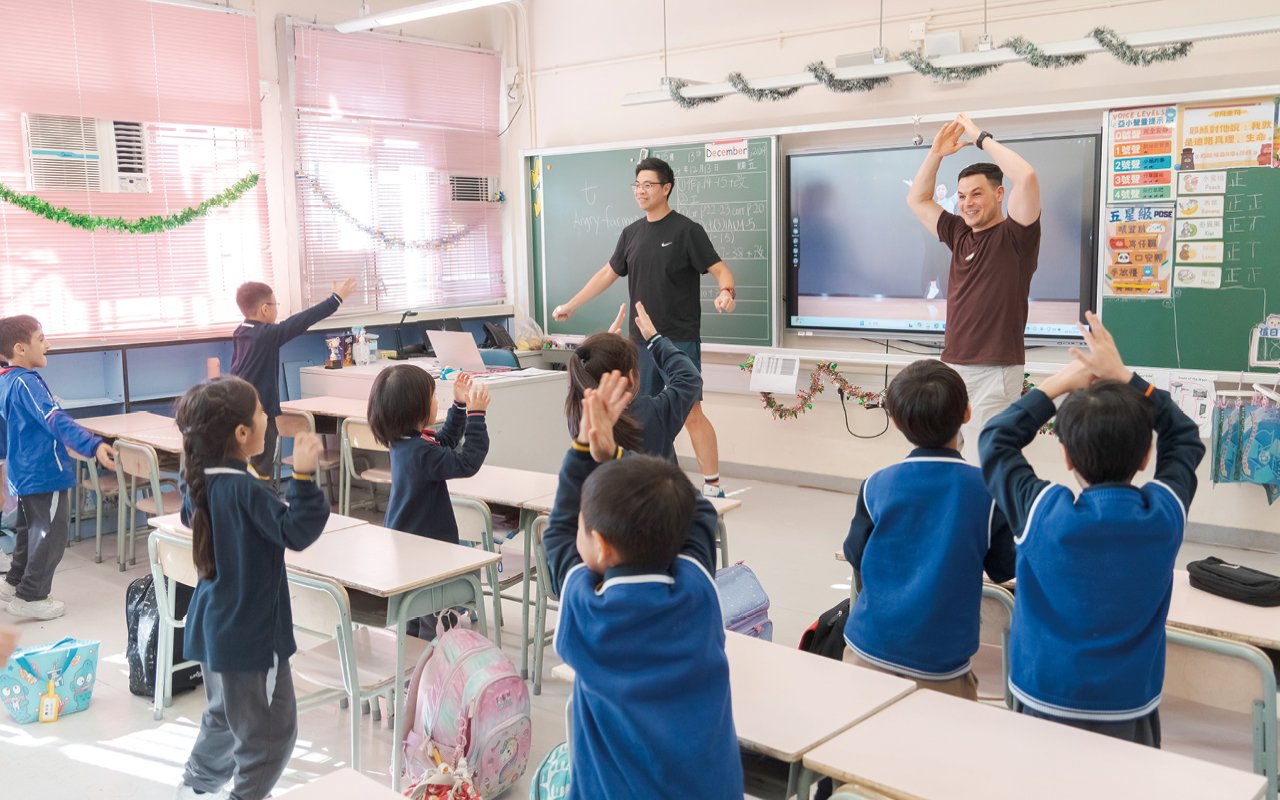 學校充分利用教育資源，安排外籍英語老師和本地老師協作教學