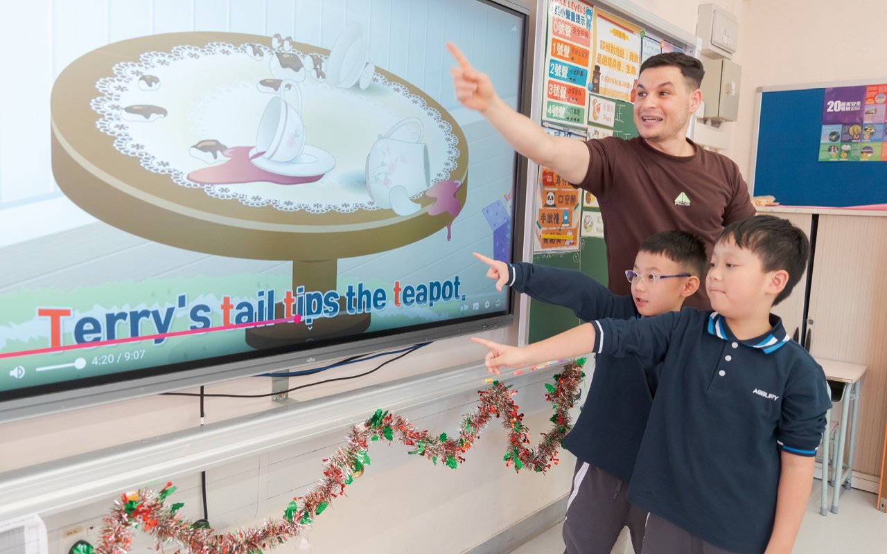 學校廣泛應用電子學習工具，例如Kahoot! 及 Wordwall