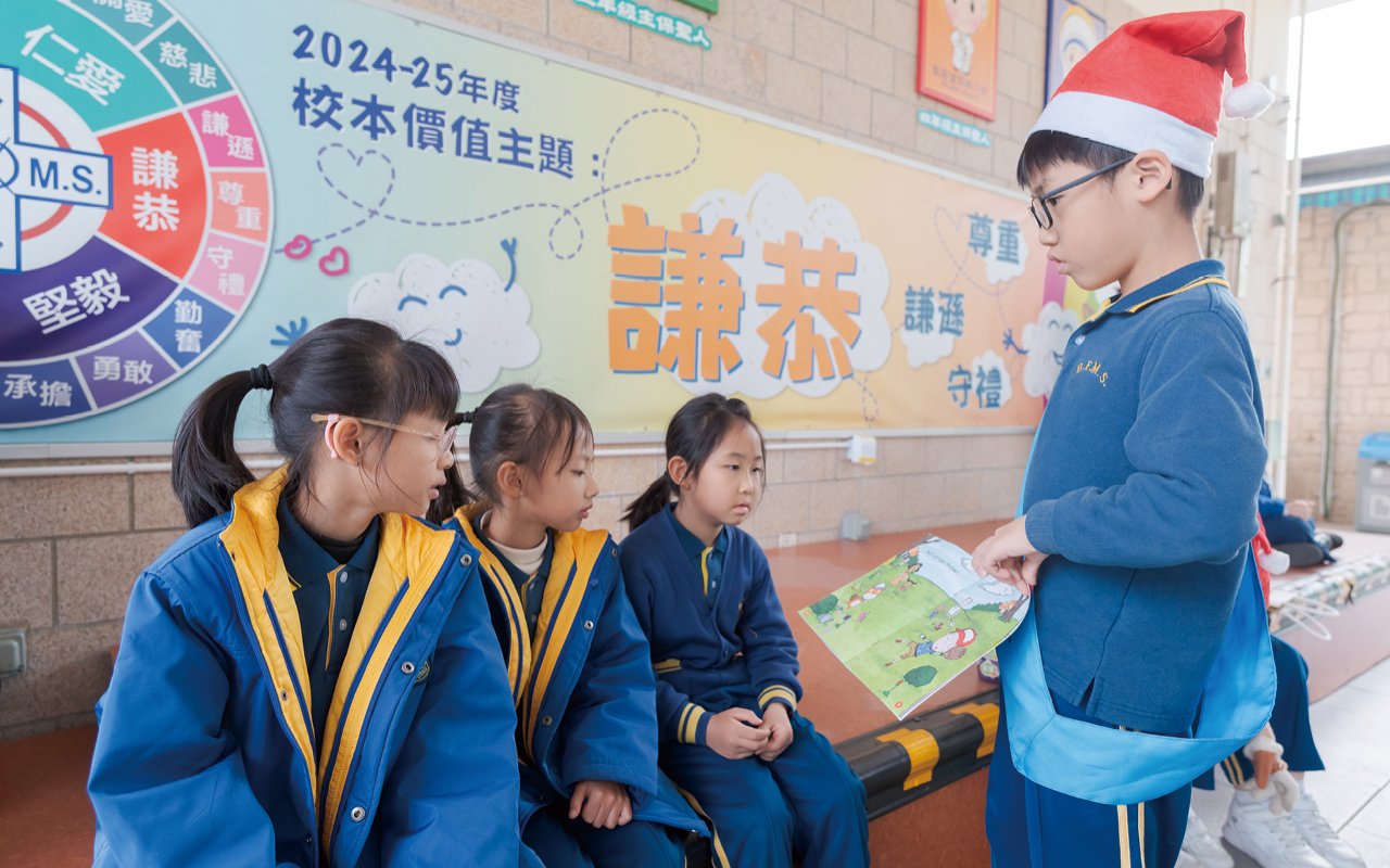 英語大使會到低年級班級伴讀，擔任「Reading Buddy」，幫助有閱讀困難的學生