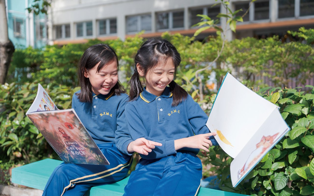 學校採取循序漸進的方式，幫助學生逐步適應小學的英文教學