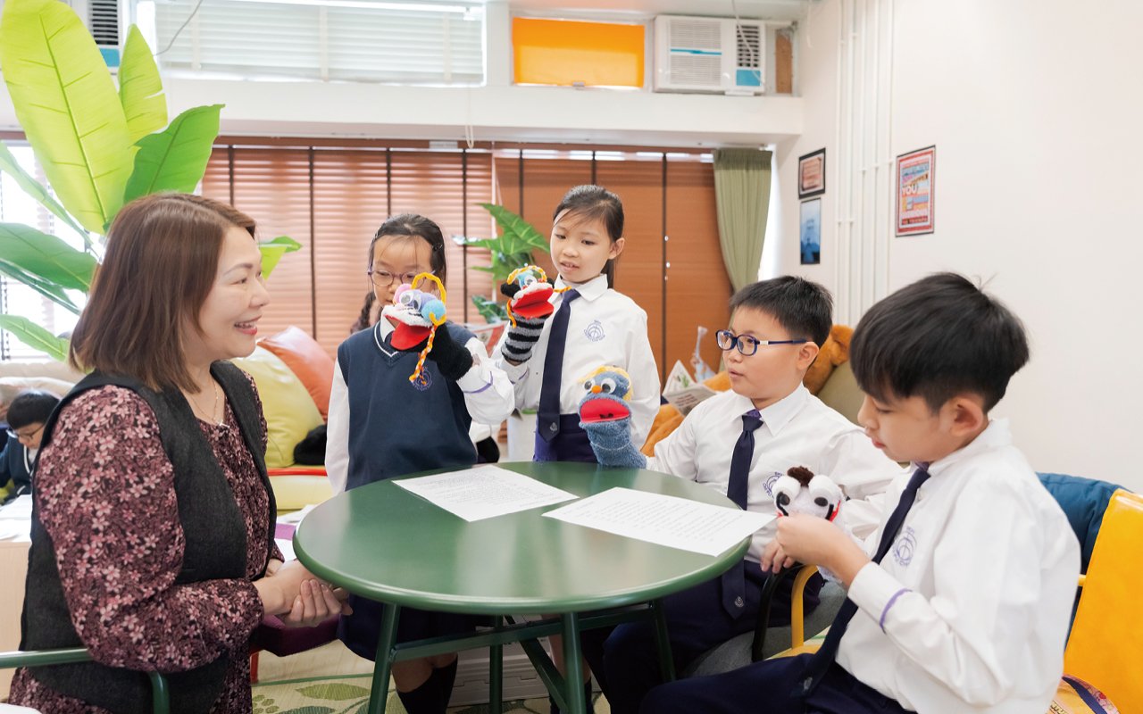 在英文教育方面，宋曼茹校長採用「Serving to learn, learning to serve」的方針