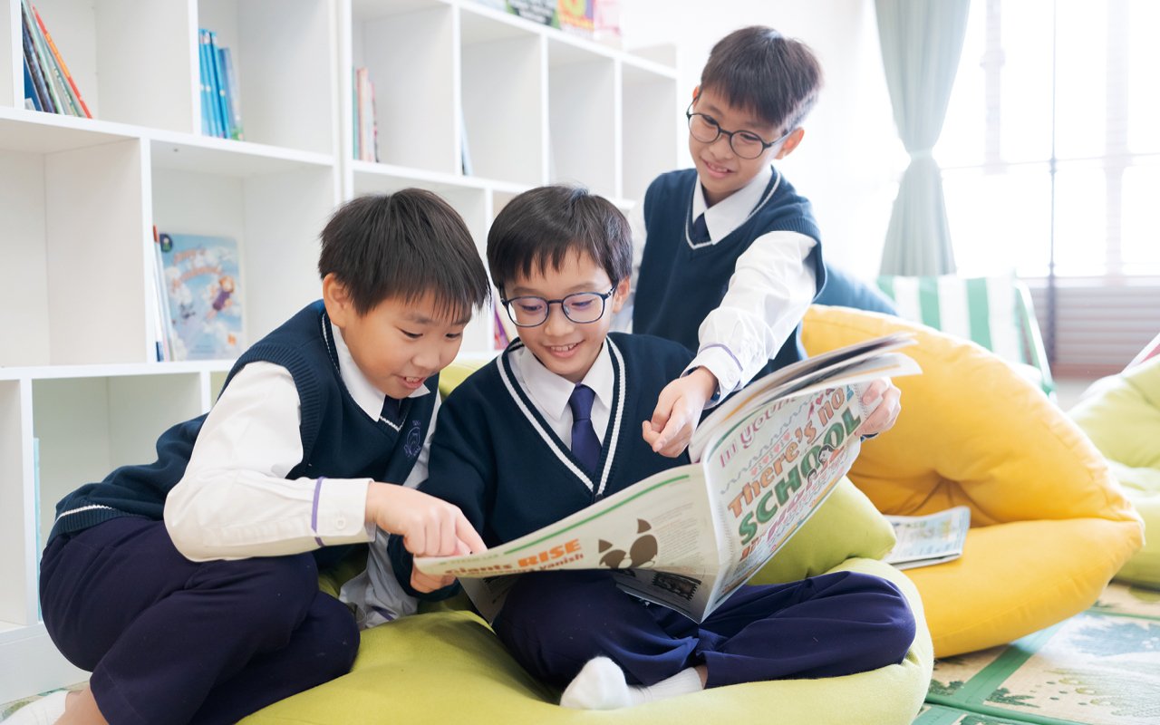 學校安排學生進行剪報活動，累積詞彙並討論重點