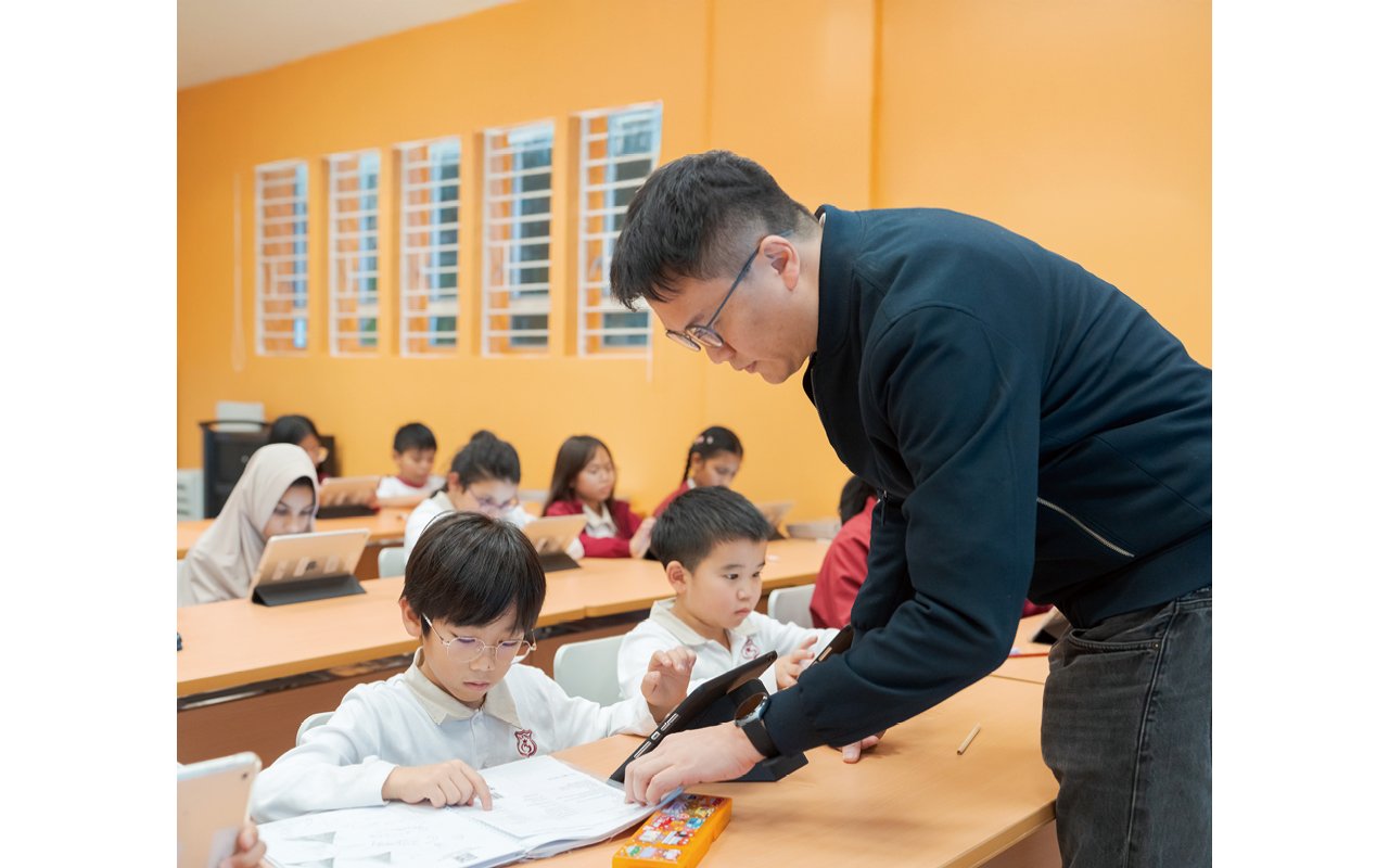 學校強調能力的培養，而非應試教育