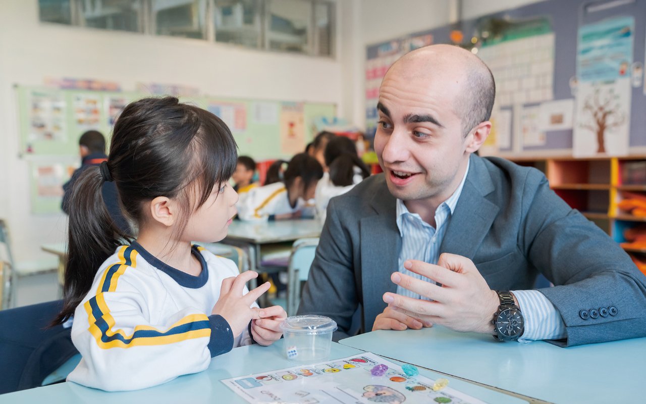 學校致力將英語教學與專題研習結合，推行跨學科「迦密新一代」的綜合課程