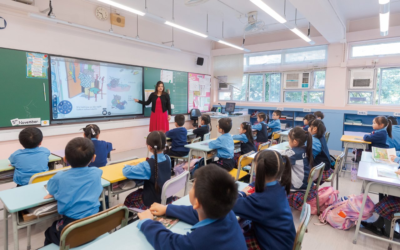 在課堂上，老師經常靈活運用小組討論、配對練習及學生演示等多元化的教學方式
