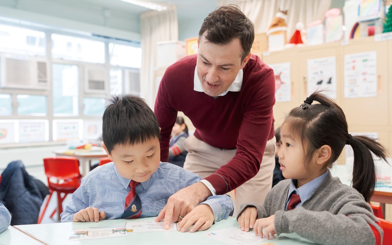 學校特別重視發展學生的語文能力，因此英文科的課時相對其他科目較多