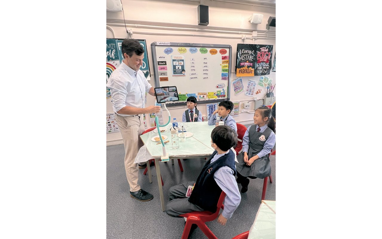 為配合學生的多元發展，學校逢星期五下午會進行多元學習課