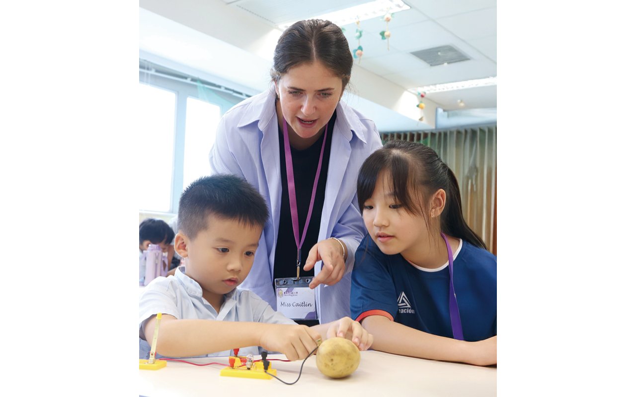 教授學生英語學習技巧，以幫助他們適應未來的小學課程