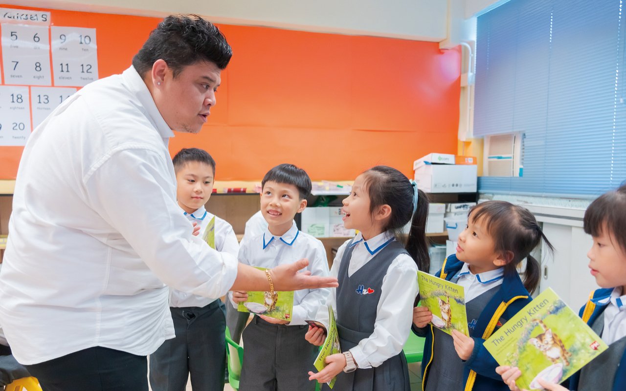 為營建優質英語學習氛圍，學校於多元智能課加入英語元素