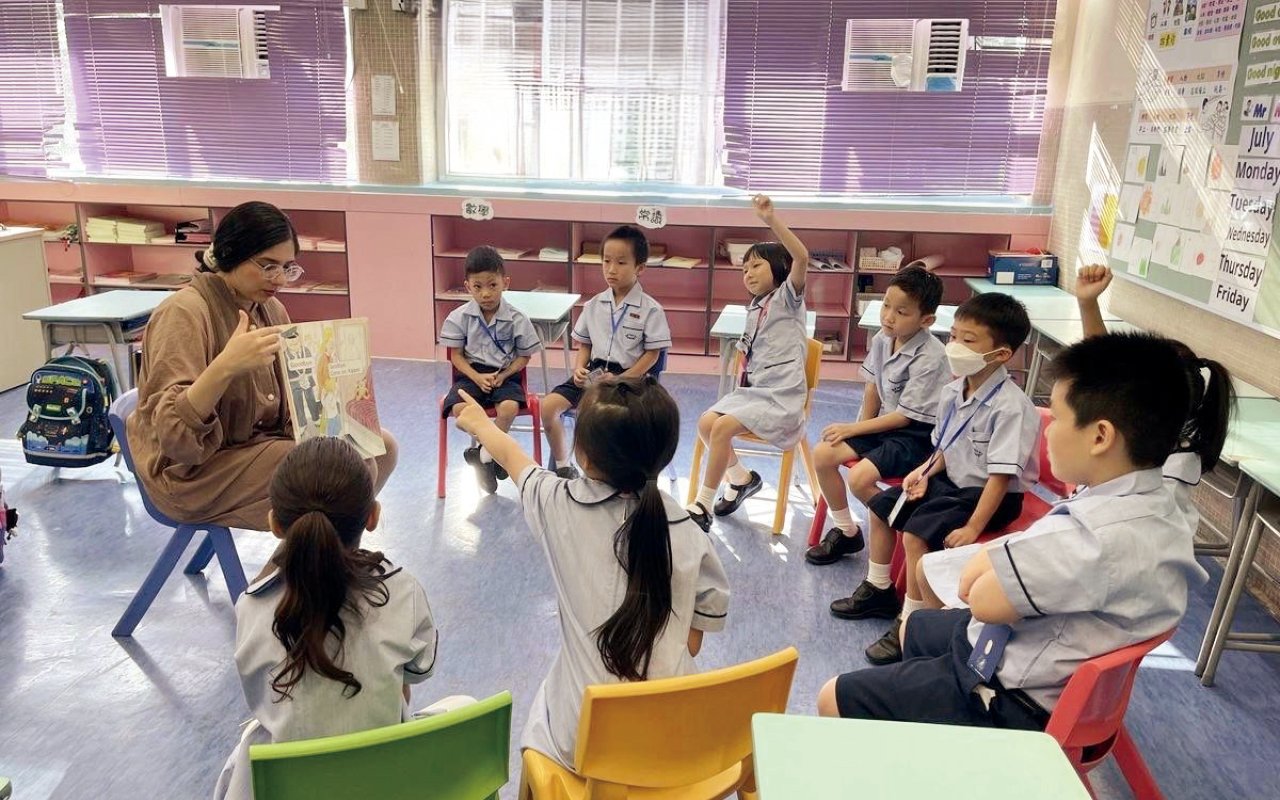 學生與外籍老師緊密接觸