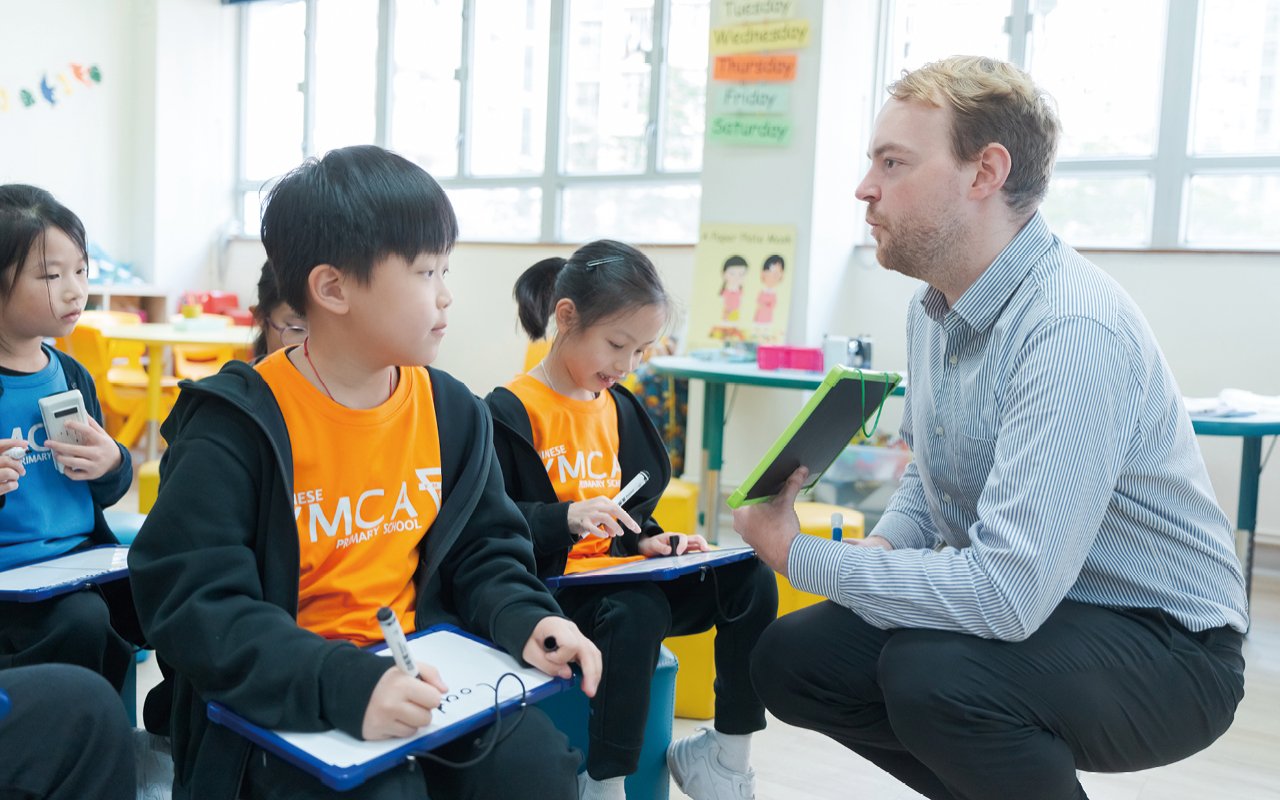 為營造豐富的英文語境，學校從校本課程及課外活動着手