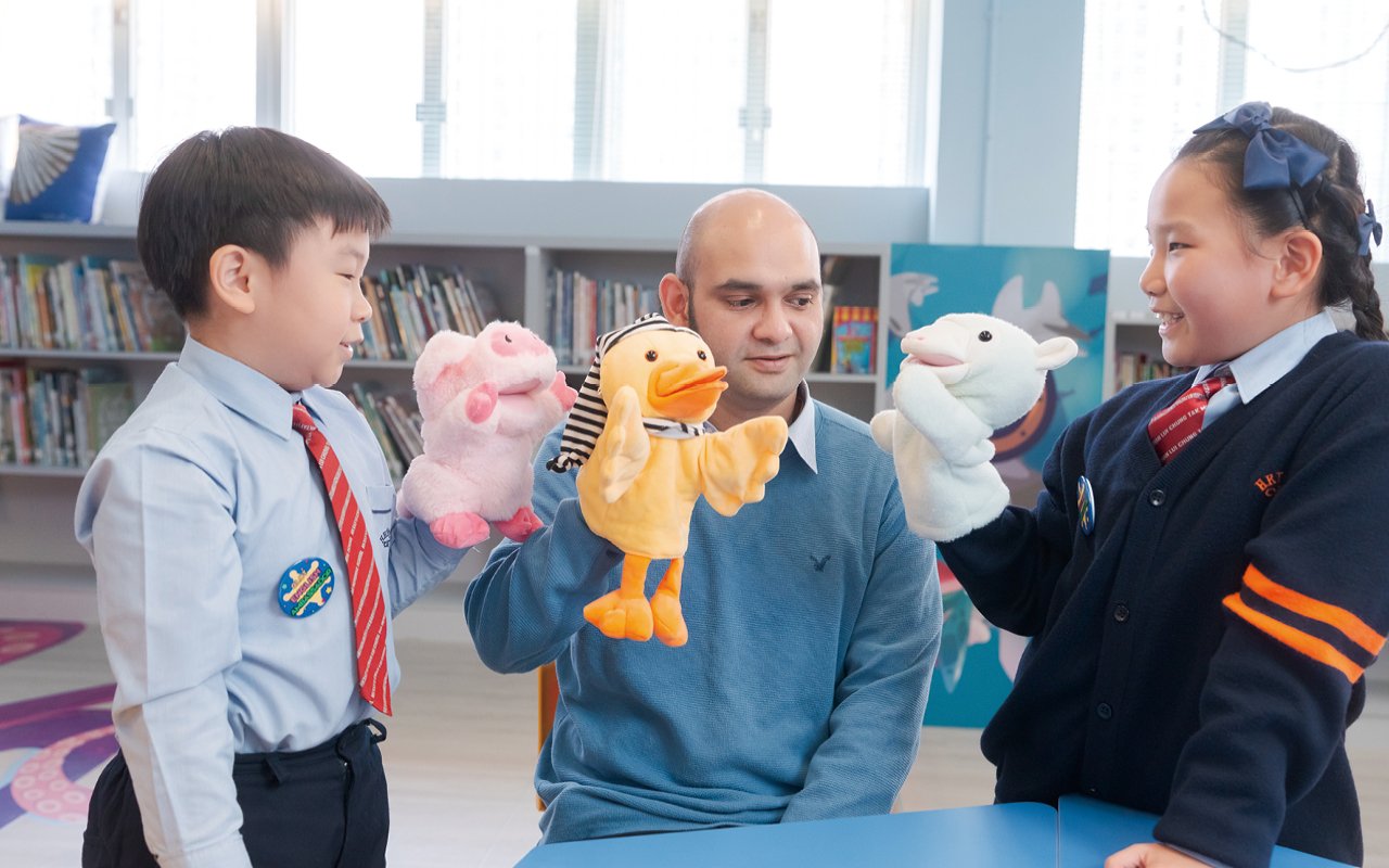聘請八位全職外籍英語老師長期駐校，專責學生的英文教學