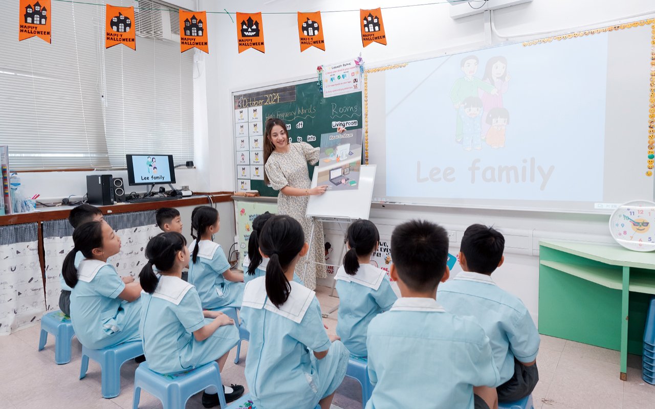 學校近年特意安排外籍英語老師就着教材進行錄音講解