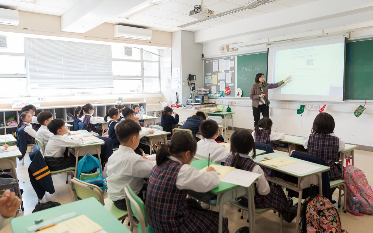 學校將英文科課程與價值觀教育相融合，並將教育滲透在學生息息相關的校園生活中