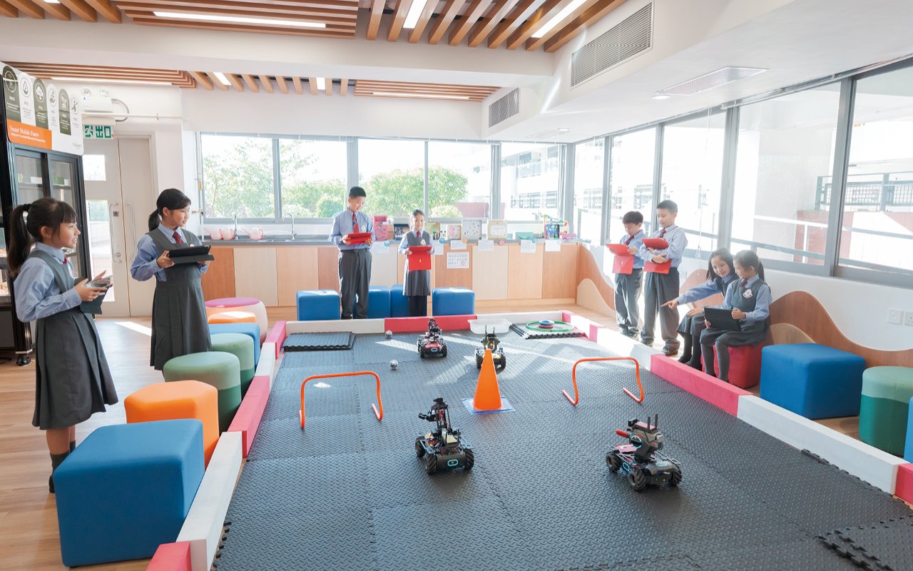 在STEAM教育方面，校園內創遊巴士、InnoSpace的介紹、 指示也加入了英文