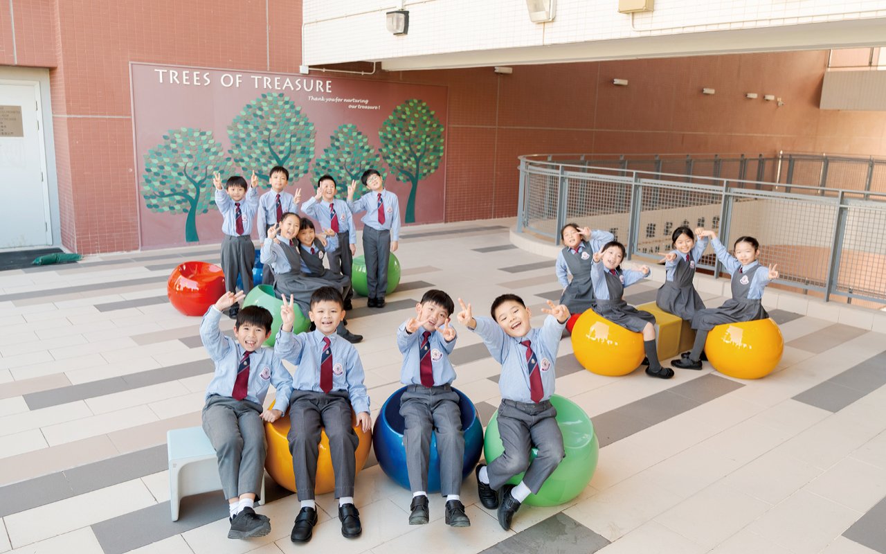 為了幫助學生迎接未來升學的挑戰，學校從多方面提高他們的英語技能