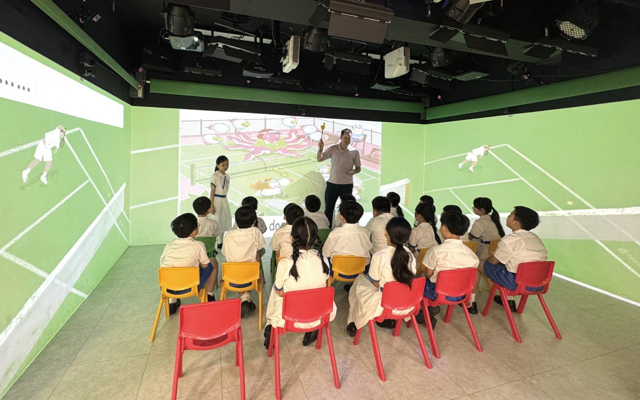 外籍老师利用多媒体创意基地与学生阅读