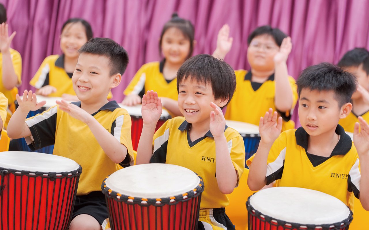 初小同学每周都会以英语进行非洲鼓课堂
