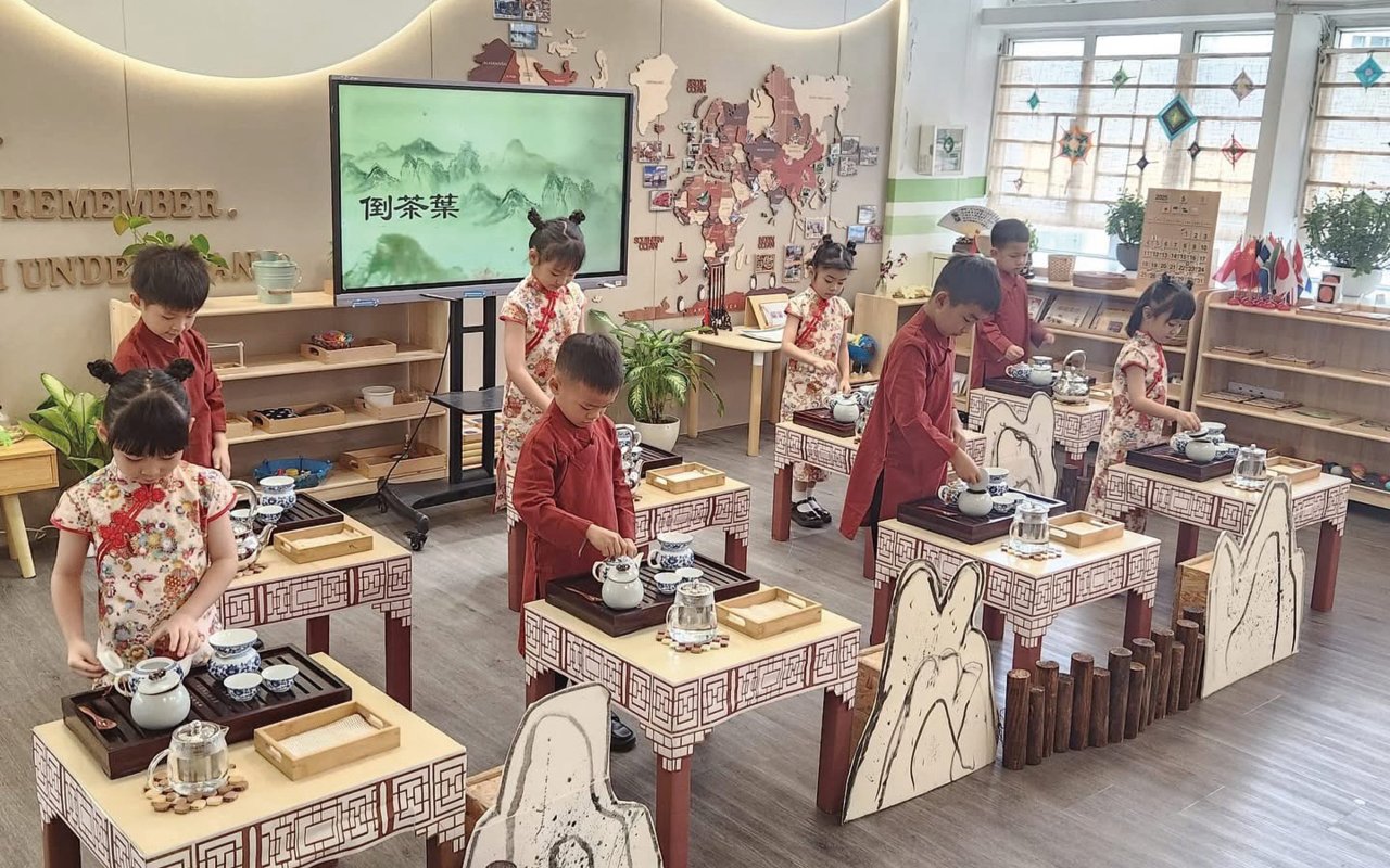 舉行「奉茶禮」， 並獻上四式點心
