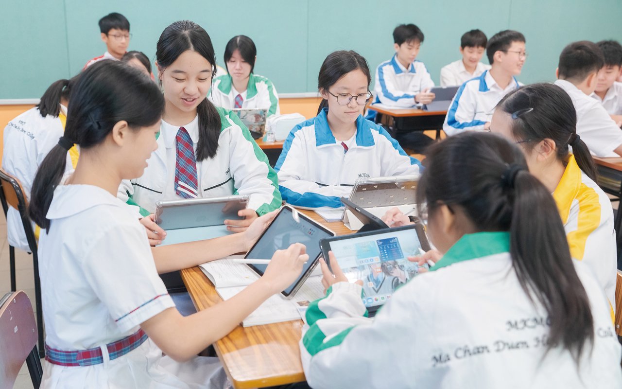 The school advocates the "group learning" model